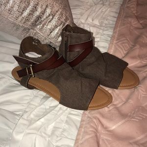 Pierre Dumas Olive Sandal size 9